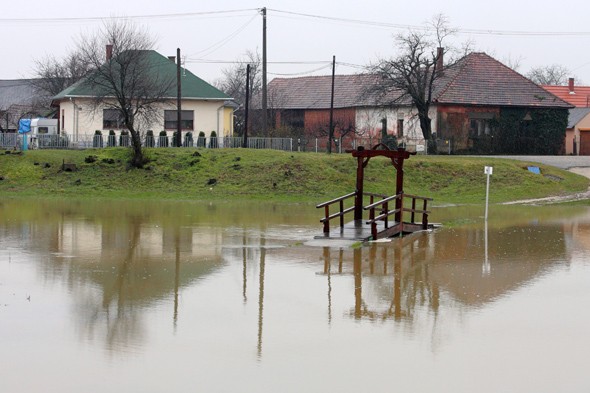 A megáradt Cup patak a Zala megyei Csesztregen 2013. március 31-én. A mgáradt patak több lakóházat is veszélyeztetett és elöntött több utcát. 