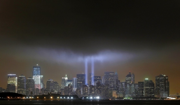 A WTC tornyait megformáló fényoszlopok a terrortámadás 10. évfordulóján