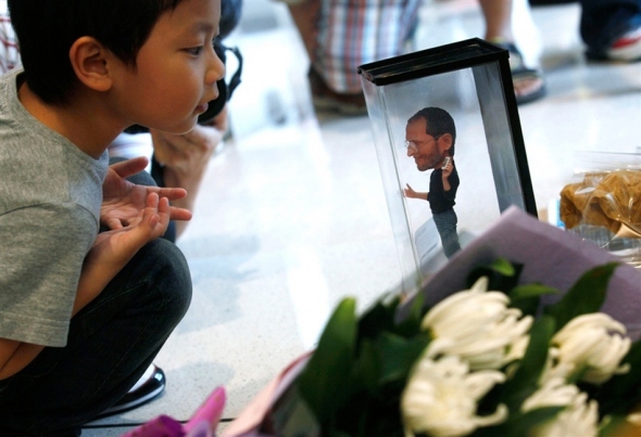 Kisfiú Hong Kongban, egy Steve Jobs előtt tisztelgő Apple boltnál
