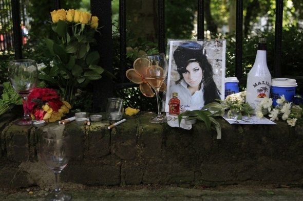 Virágok és emléktárgyak a júliusban meghalt Amy Winehouse otthona előtt