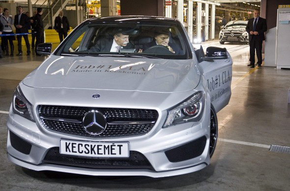 Dieter Zetsche, a Daimler AG igazgatóságának elnöke (b) és Orbán Viktor miniszterelnök a kecskeméti Mercedes-gyár új CLA osztályú modelljében ülnek a típus hivatalos bemutatóján.