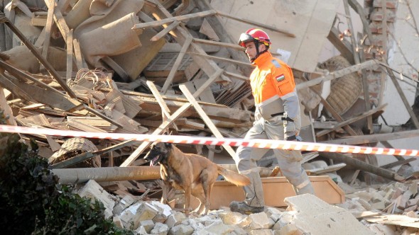 A robbanás következtében a 200 négyzetméteres alapterületű ház kétharmada összeomlott. A kiérkező tűzoltók egy embert találtak a romok között, állapotáról nincsenek bővebb információk.