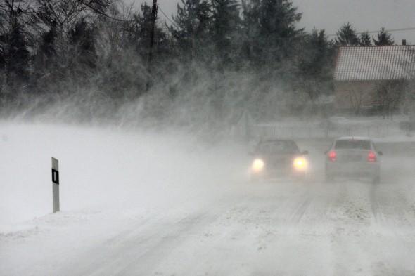 Autók haladnak a hófúvásban a Zala megyei Nagylengyel határában