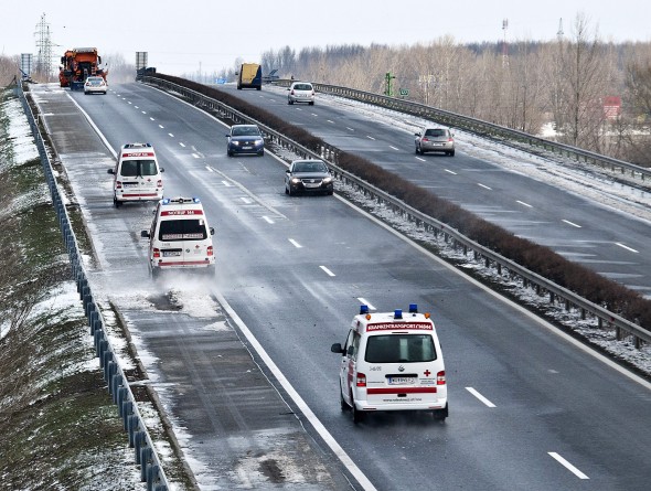 Osztrák mentőautók az M1-es autópálya Győrt elkerülő szakaszán