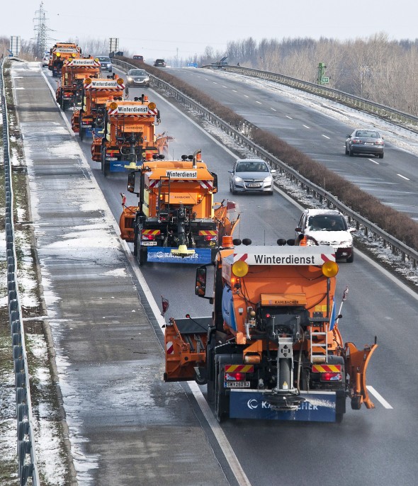 Osztrák hókotrók az M1-es autópálya Győrt elkerülő szakaszán