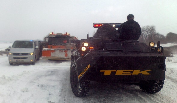A Terrorelhárítási Központ (TEK) által közreadott képen a TEK 2 BTR típusú harci járműve az M1-es autópályán segít