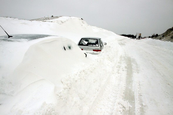 Az előző napi, viharos erejű hófúvásban elakadt személyautók a hó fogságában, a 8-as számú főút Hajmáskér melletti szakaszán