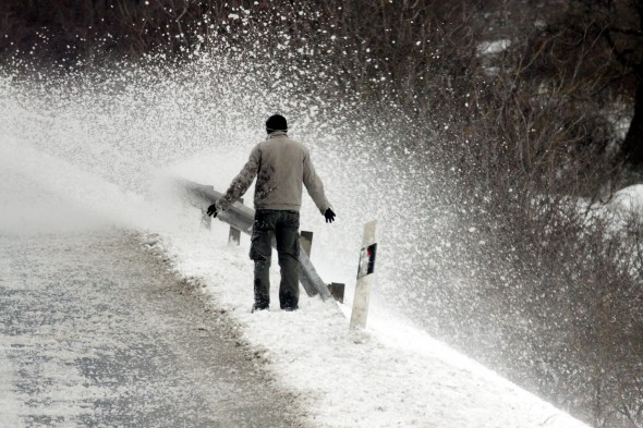 Egy férfit hóval terít be a mellette elhaladó hókotró a 8-as számú főúton, Veszprém közelében