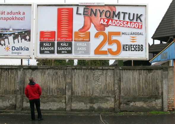 A miskolci polgármesteri hivatal óriásplakátja a fideszes Kriza Ákos polgármestersége alatt elért adósságcsökkentésről Miskolcon, a Bajcsy-Zsilinszky úton