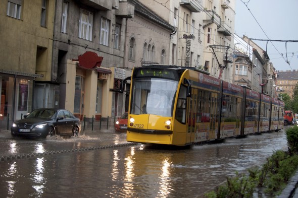 Villamos halad az esővízzel borított Margit körúton