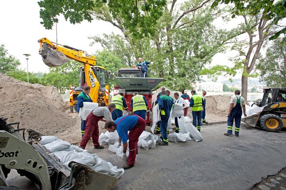 Homokzsákokat töltenek a katasztrófavédelem zsáktöltő gépével a Margitsziget keleti oldalán