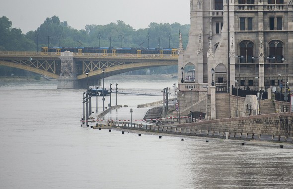 Az áradó Duna ellepte pesti alsó rakpartot, a Parlament előtt 2013. június 5-én. Budapesten várhatóan június 10-én tetőzik a Duna, 875 centiméteres vízállással.