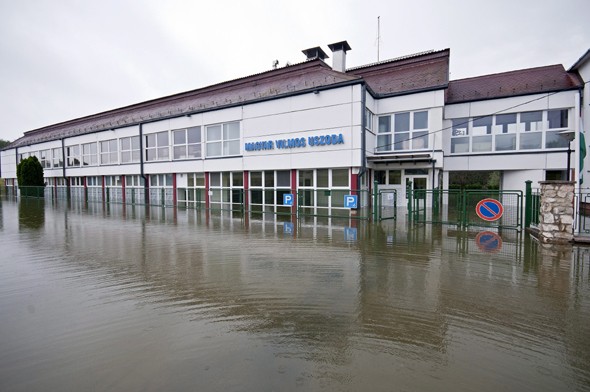 A Mosoni-Duna áradása miatt ideiglenesen bezárt Magyar Vilmos Uszoda Győrben