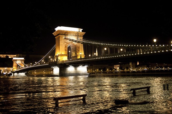 Vízben állnak a padok az áradó Duna partján, a Lánchíd pesti hídfőjénél