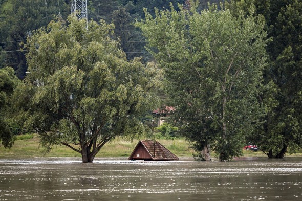 Víz alatt a Visegrád-Szentgyörgypuszta és Kisoroszi között közlekedő rév várója a szentgyörgypusztai oldalon