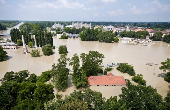 Az áradó Duna által elöntött terület Győrben