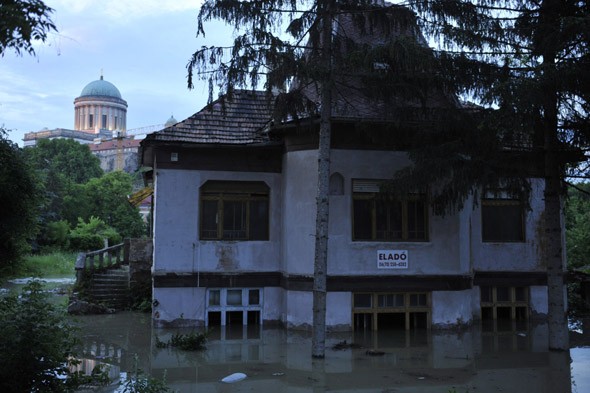 Vízben álló épület a megáradt Dunában Esztergomban