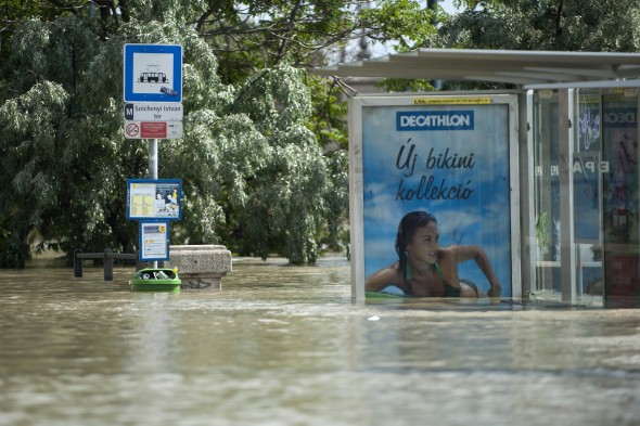 A Duna áradása miatt elöntött villamosmegálló a Széchenyi István téren