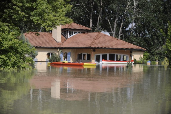 A Duna áradása miatt vízben álló ház Szentendre és Leányfalu határában