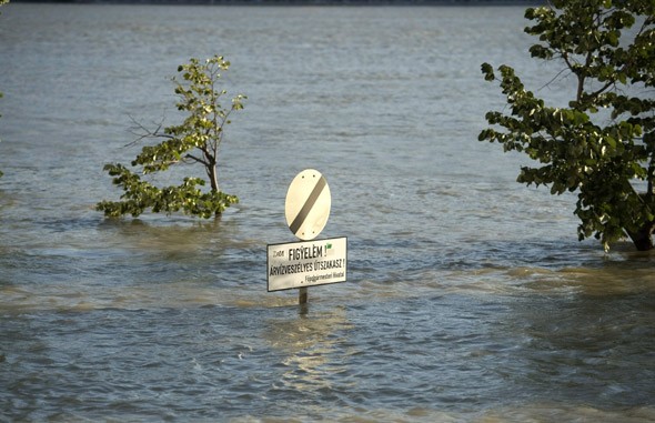 Figyelmeztető tábla az áradó Duna által elöntött Széchenyi rakparton