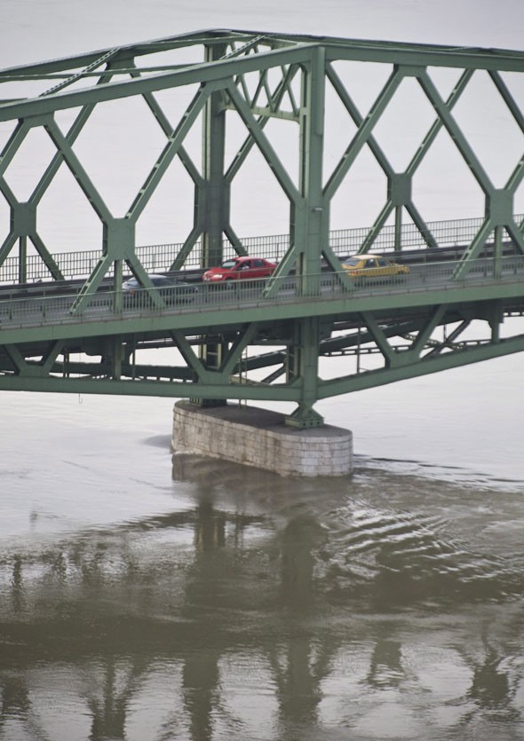 A megáradt Duna a dunaföldvári Beszédes József hídnál