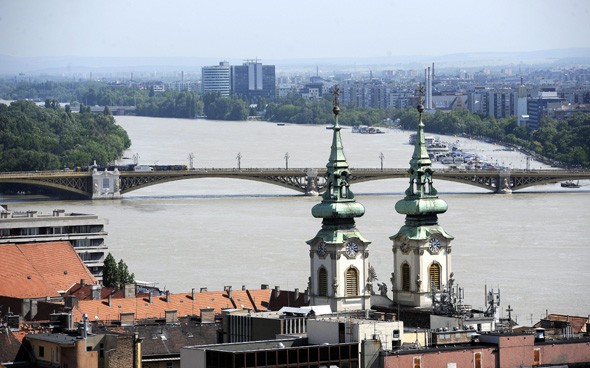 Középen a Margit híd. A fővárosban 887-ről 884 centiméterre csökkent a vízszint.
