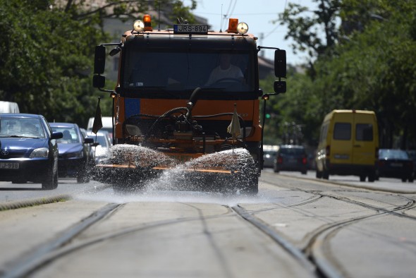 Locsolóautó hűti a villamossíneket a budapesti Blaha Lujza téren