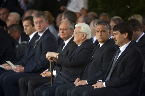 Orbán Viktor miniszterelnök (j2) és Áder János köztársasági elnök (j), valamint Boross Péter (j3), Medgyessy Péter (j4), Gyurcsány Ferenc (j5) és Bajnai Gordon (j6) volt kormányfők Horn Gyula néhai ma