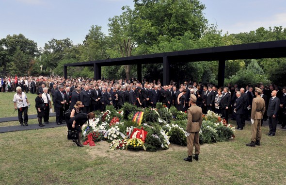 Résztvevők Horn Gyula néhai magyar miniszterelnök temetésén a budapesti Fiumei úti Nemzeti Sírkertben