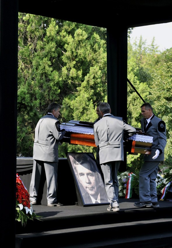Elhelyezik a koporsót a ravatalon Horn Gyula néhai magyar miniszterelnök temetése előtt a budapesti Fiumei úti Nemzeti Sírkertben