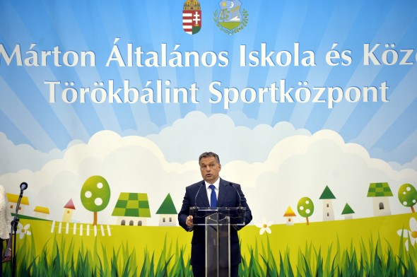 Orbán Viktor miniszterelnök beszédet mond a törökbálinti Bálint Márton Iskola új épületének avatóünnepségén