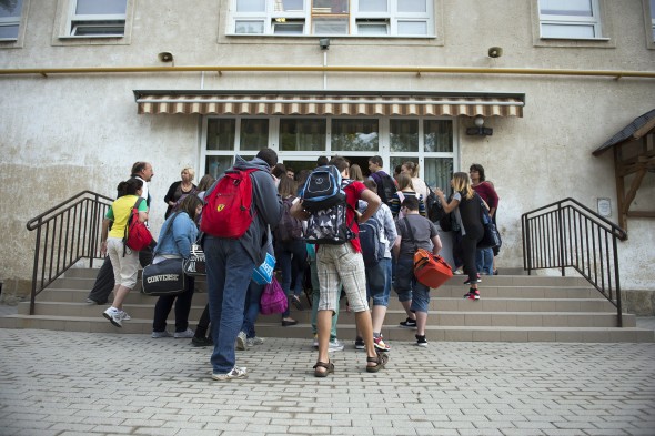 Diákok érkeznek az első tanítási napra a Brassó Utcai Általános Iskolába