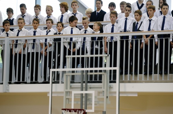 Diákok a törökbálinti Bálint Márton Iskola új épületének avatóünnepségén