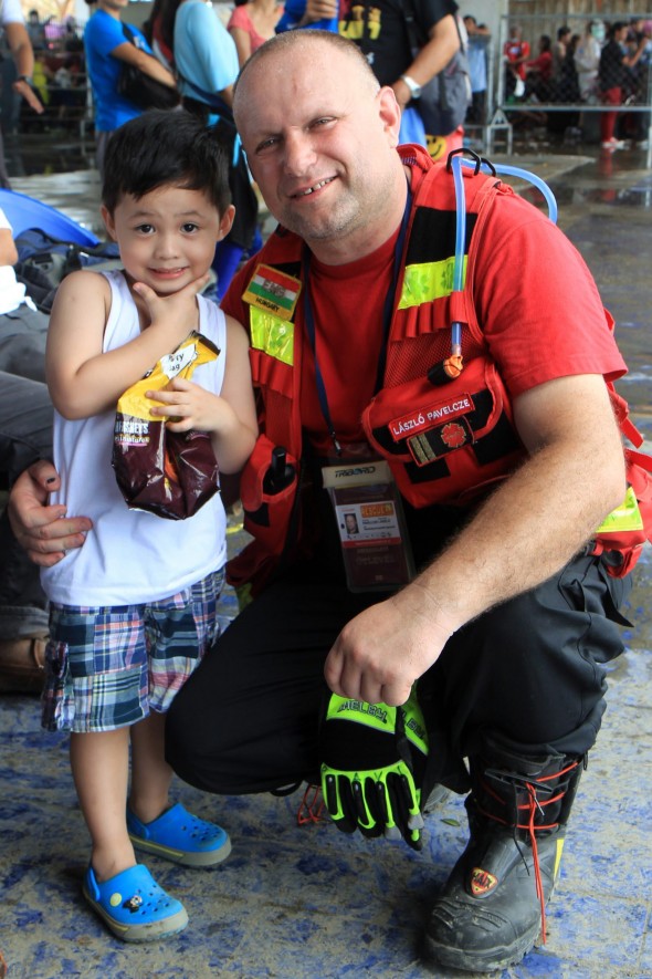 Pavelcze László, a szeretetszolgálat veszélyhelyzet-kezelési igazgatója egy helyi kisfiúval