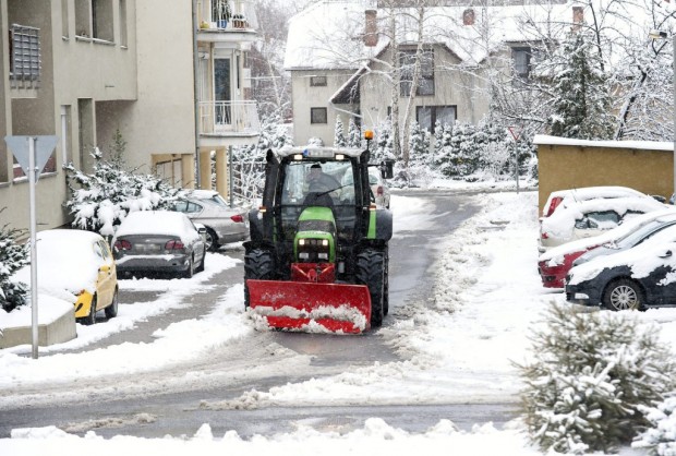 Munkagép takarítja a havat Győrben 2015. január 25-én