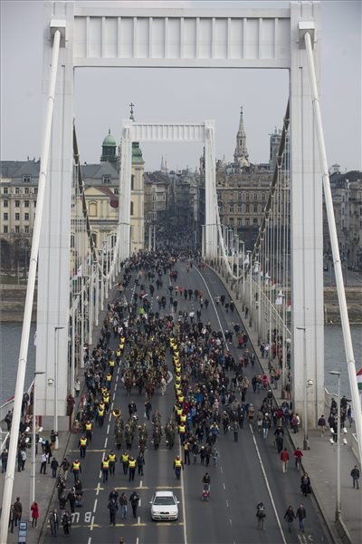 A múzeumkerti díszünnepség után az ünneplők átvonultak a Budai Várba