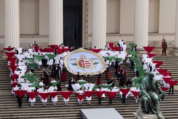 A budapesti állami ünnepség egy békés pillanata a Múzeumkertben