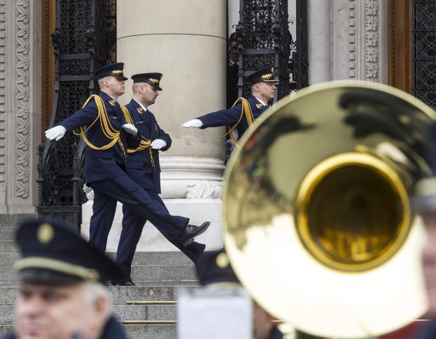 A lengyel parlament díszegysége, a Marshal's Guard bemutatót tartott a magyar Készenléti Rendőrség zenekarával