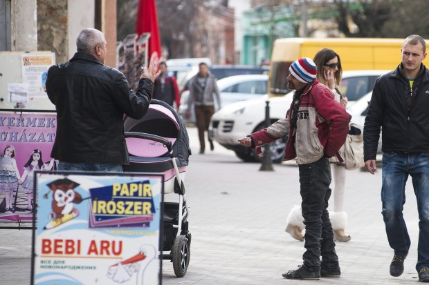 Egy férfi kéreget a Széchenyi úton Kárpátalján