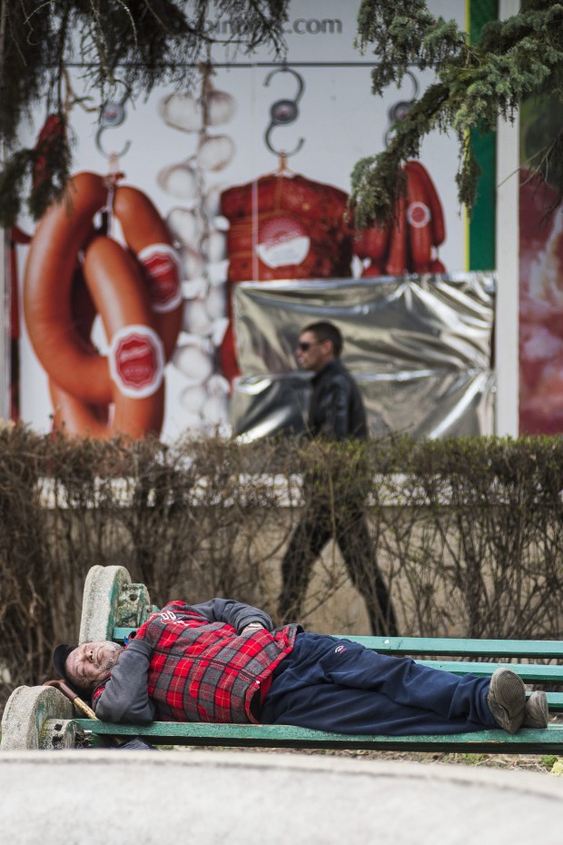 Hajléktalan alszik egy padon a beregszászi Felszabadulás téren