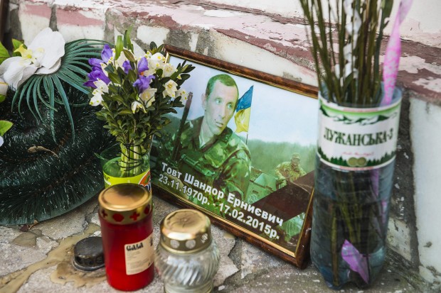 A képen Tóth Sándor fotója látható, aki az Ukrajna keleti határánál vívott fegyveres harcokban esett el