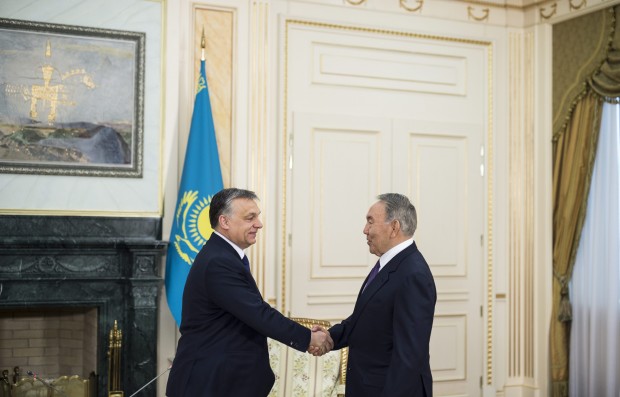 Orbán Nurszultan Nazarbajev kazah elnökkel is kezet fogott 