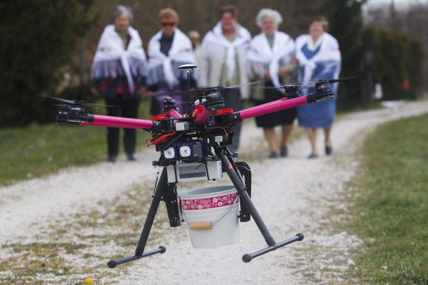Lendvajakabfán egyenesen drónokkal locsolták a nőket