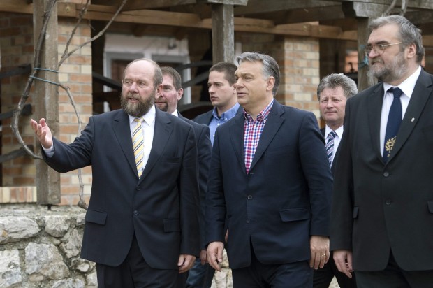 Az öltöny alatt Orbán ismét szeretett kockás ingét a kormányfő