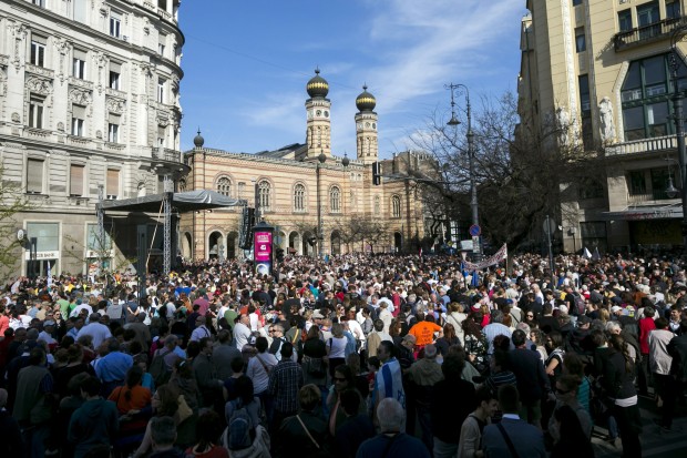 A Dohány utcai zsinagóga előtt gyülekezett a tömeg