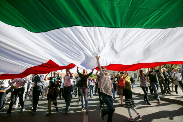 Résztvevők a magyar nemzeti lobogót tartják az Élet menetén