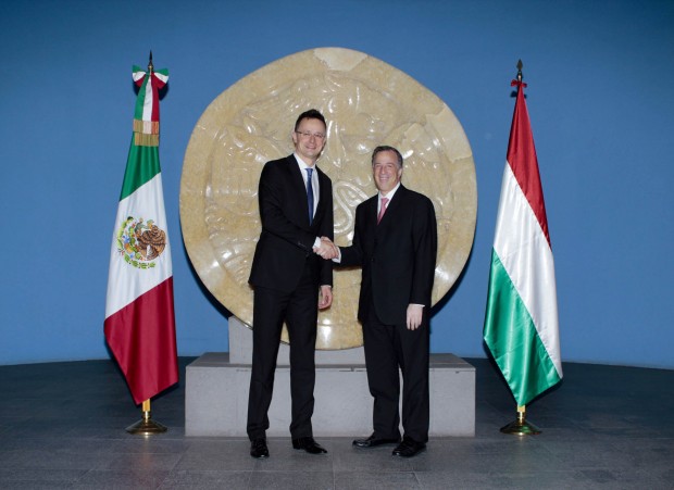 Ez már Mexikó, a kézfogott pedig José Antonio Meade Kuribrena külügyminiszter