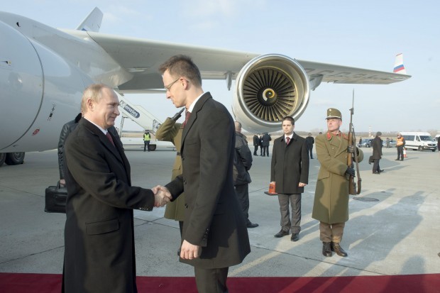 Itt pedig egyenesen a legnagyobb orosz kezét foghatta: Szijjártó Putyin magyarországi látogatásán csapott le az elnök kézfejére
