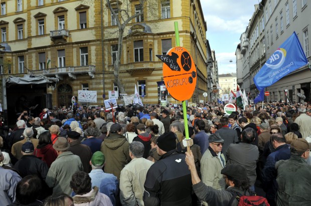 A kormány korrupciója ellen tiltakoztak