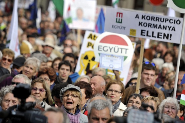 A Magyar Nemzeti Bank előtt is demonstráltak